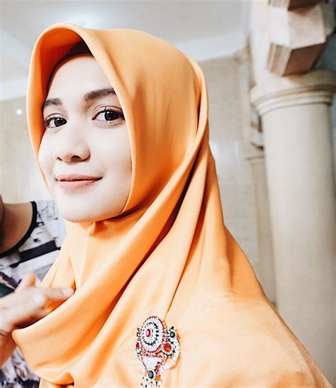 10 Penampilan Dea Imut Berbalut Hijab Pesonanya Bikin Hati Teduh