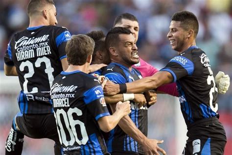 Fuego Amigo La Marcha De Los Gallos Blancos Plaza De Armas Querétaro