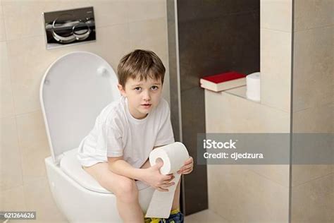 Anak Kecil Berusia 7 Tahun Duduk Di Toilet Foto Stok Unduh Gambar