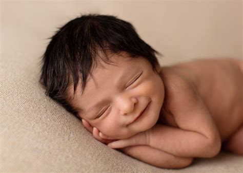 Preciosas Imágenes De Bebés Recién Nacidos Sonriendola Nube De Algodón