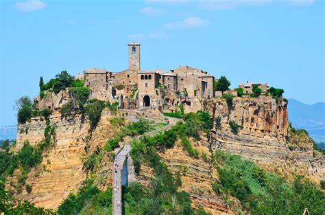 The main entrance is a huge stone passageway, cut by the etruscans. Visitare Civita di Bagnoregio: scopri il paese che muore