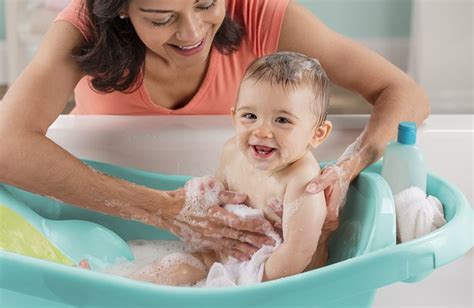 It positions baby at a comfortable recline for bathing and play, and easily removes when. Summer Infant - Comfy Clean Deluxe Newborn to Toddler Tub