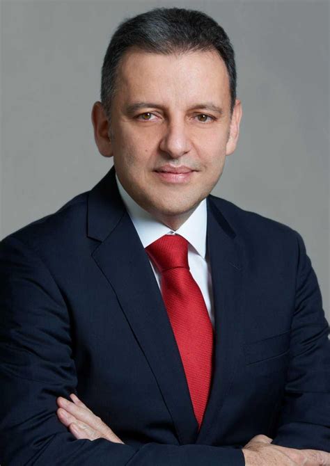 Μεταφέρει προσωπικό η αθήνα με το βλέμμα στραμμένο στο. mononews100