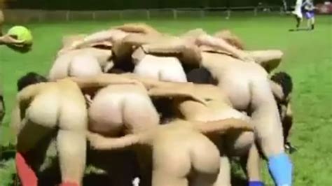 VIDEO Ils jouent au rugby nu pour faire la publicité de leur