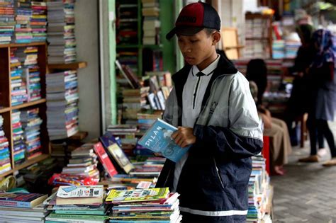 FOTO Minat Baca Masyarakat Indonesia Di Bawah Malaysia Dan Singapura