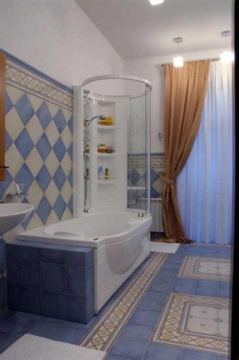 Ein spritzschutz für pfleger oder pflegende angehörige kann ebenfalls. Badewanne mit Dusche intergriert - 32 Raumsparideen für ...