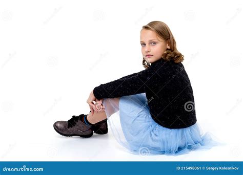 Mädchen Auf Dem Boden Sitzen Umarmt Ihre Knie Stockbild Bild Von Frau Haar 215498061