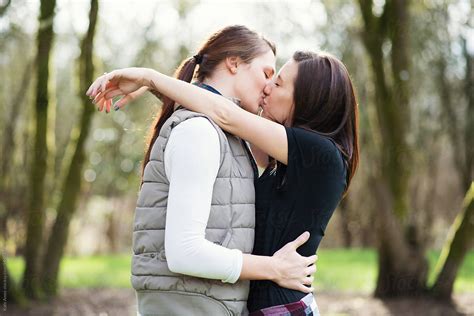 Attractive Young Lesbian Couple Kiss In The Park Del Colaborador De
