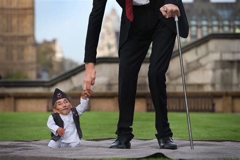 Worlds Tallest Man Meets Worlds Smallest Man For Guinness World Records Day