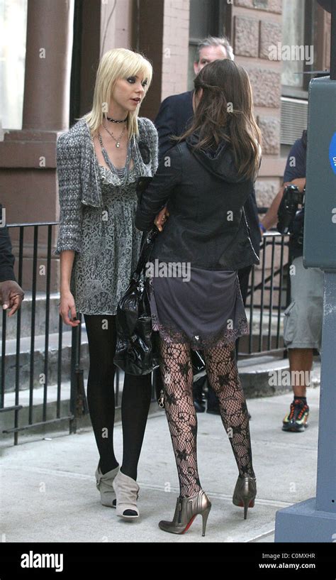 Taylor Momsen And Willa Holland On The Set Of Gossip Girls New York City Usa 300908 Stock
