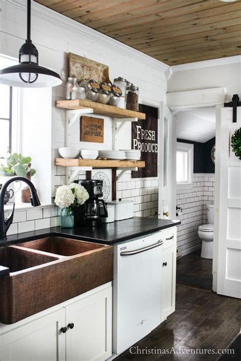 • sharing the best farmhouse kitchens! Farmhouse decor in the kitchen for spring and summer ...