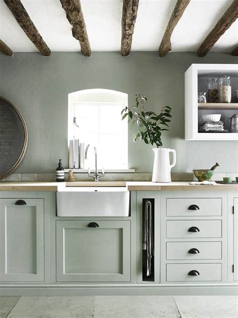 If you are tired of white kitchen designs, and looking for a colorful option for your kitchen, this is another post from us whose heart and eyes can not deny the beauty, and the energy of green kitchen cabinets, it will bring into your kitchen! 6 Lovely Farmhouse Sinks & Apron Front Sinks for the Kitchen