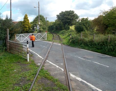 Shepherdswell Level Crossing © Des Blenkinsopp Geograph Britain And