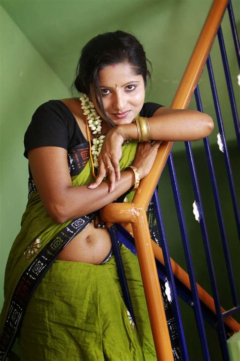 Real Life Cheating Kerala Mallu Aunty House Wife Prameela Sexy Green Saree Pallu Drop Big