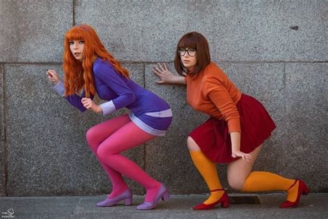 Daphne Blake With Velma Dinkley In 2022 Cosplay Costumes Cosplay Velma Dinkley