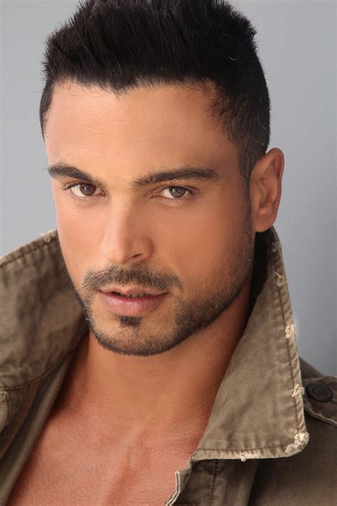 He began his career as a left back, but has played mostly as a defensive midfielder, and also as a centre back. Flash Curitiba: Gustavo Salyer