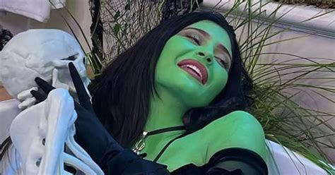 Kylie Jenner Covers Herself In Green Bodypaint For Wizard Of Oz Halloween Costume Irish Mirror