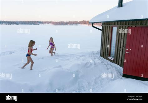 Abkühlung Im Schnee Nach Der Sauna Schweden Stockfoto Bild 132884604