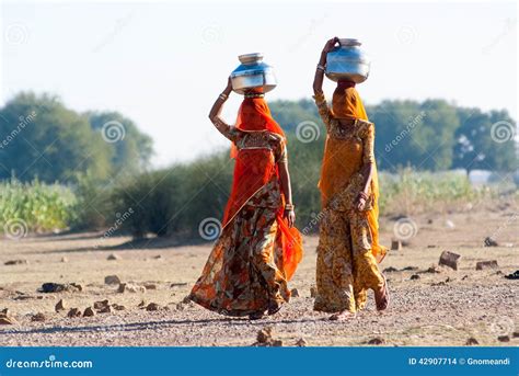 Women Carrying Water In Rajasthan India Editorial Stock Image Image Of Thirsty Container