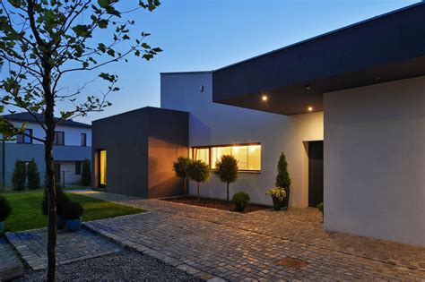 Casa moderna com um labirinto no portão de entrada. Diseño de casa de una planta con planos