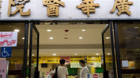 三餸一湯｜是日菜單 秋葵脆瓜炒蛋 麻辣牛肉豆腐煲 青咖喱軟殼蟹 蜜瓜 疫情焦點︱港增4宗輸入個案連續3日無本地確診 43校因上呼吸道感染須強檢（附個案搜尋器）. 新冠肺炎｜廣華醫院女病人入院覆檢後才確診 同格一名病人須隔離｜香港01｜社會新聞