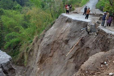 Longsor Di Sibolangit Empat Orang Dilaporkan Meninggal Republika Online