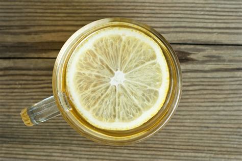 Manfaat air lemon dapat membantu meringankan masalah pencernaan bila dicampur dengan air panas. 4 KHASIAT MINUM AIR LEMON PANAS SETIAP HARI - Generasi ...