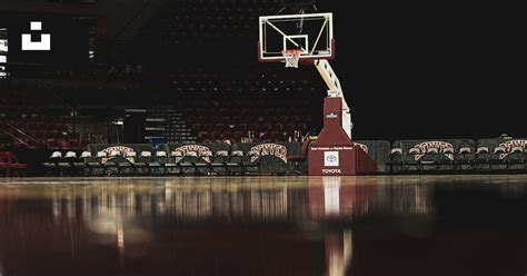 白と赤のバスケットボールフープの写真 Unsplashの無料バスケットボールのコート写真