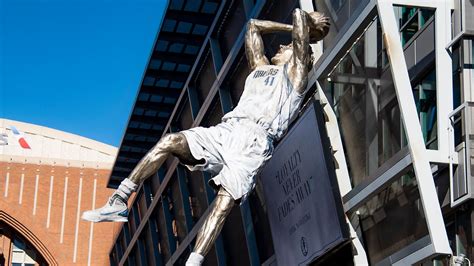 Dirk Nowitzki Statue Vor Halle Der Dallas Mavericks Macht Ihn Super