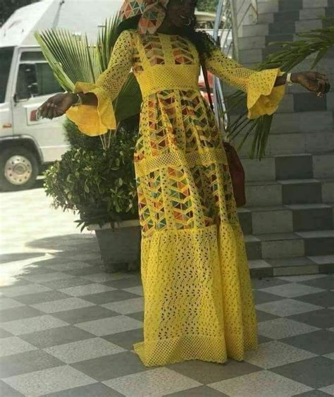 Le modèle de la robe est déjà très jolie mais la touche de tissu brillant doré vient relever la couleur du tissu pagne. Projet vente | Mode africaine robe longue, Mode africaine ...