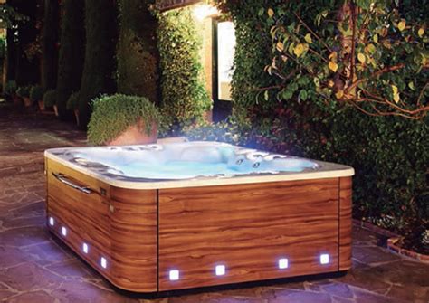 Bar, hot tub, romance packages available. What's the difference between a jacuzzi and a hot tub? - Quora