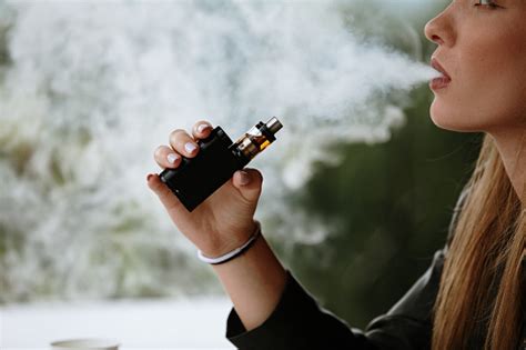 전자 담배를 피우는 여자의 클로즈업 전자담배에 대한 스톡 사진 및 기타 이미지 전자담배 전자 담배 연기 20 24세 Istock