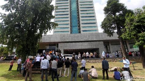 Ini penyebab terjadinya gempa bumi yang terjadi di wilayah majene. Ini yang Harus Dilakukan Saat Gempa dan Anda Ada di Lantai ...