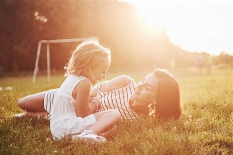 Feliz Madre E Hija Abrazando En Un Parque En El Sol En Un Brillante