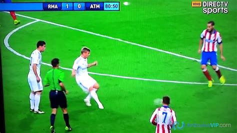 Enfundado en una camiseta vinotinto y oro que le queda enorme. Primer Gol de James Rodriguez en el Real Madrid Vs ...