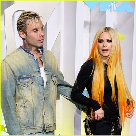 Avril Lavigne Splits From Mod Sun Photos Emerge Of Her Hugging Another Music Star Avril