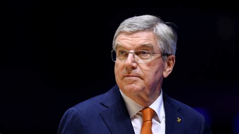 russia and belarus must remain sanctioned says ioc president bach