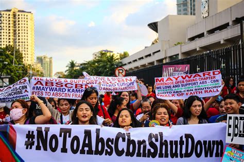 Cbn valorizando o seu bolso. NTC orders ABS-CBN to stop operations