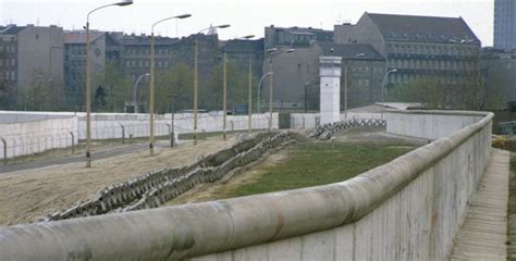 A Brief History Of The Berlin Wall The Enchanted Manor