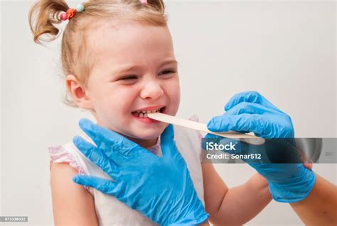 소아과 어린 소녀의 목 구멍 혀 억압 물와 함께 검사 건강 진단에 대한 스톡 사진 및 기타 이미지 건강 진단 건강관리와 의술 명랑한 Istock