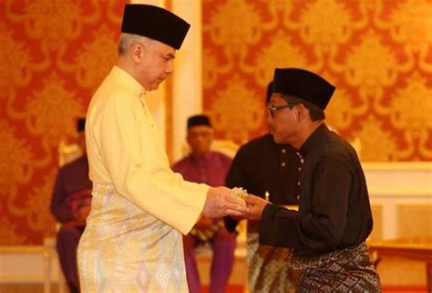 Ahmad faizal azumu dilantik menteri besar perak. Ahmad Faizal Azumu angkat sumpah Menteri Besar Perak ...