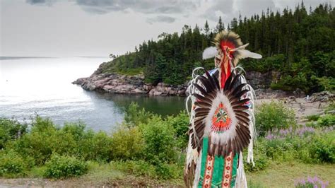 Être Autochtone Loin Des Mythes Ici Radio Canadaca