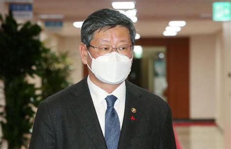 '택시기사 폭행' 이용구 법무부 차관 사의 표명. 경찰도 이용구 폭행의혹 조사 착수... 택시기사에 경위 파악