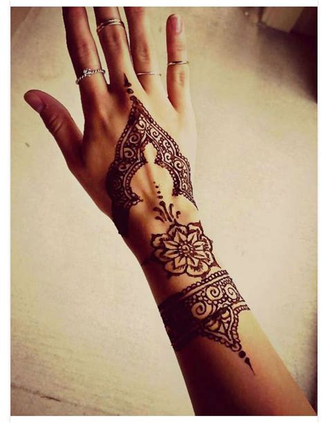 Henna Design On Hand And Wrist Desain Henna Tato Henna Henna