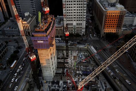 Los Angeles Skyscraper Tops Out As Tallest Western Building Bloomberg