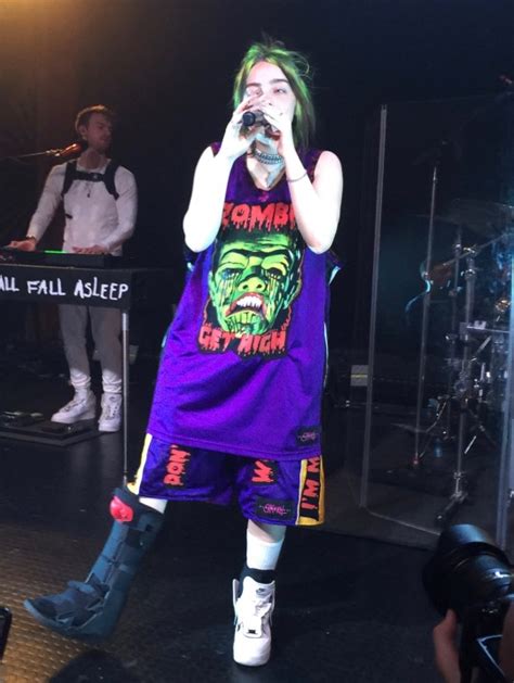 Billie Eilish Wont Let Injuries Stop Her Fun As She Performs In Leg