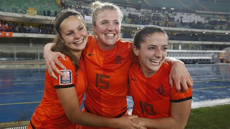 Nederland heeft voor de dertiende keer de finale van het ek bereikt. Nederland enige kandidaat voor EK voetbal 2017 | NOS