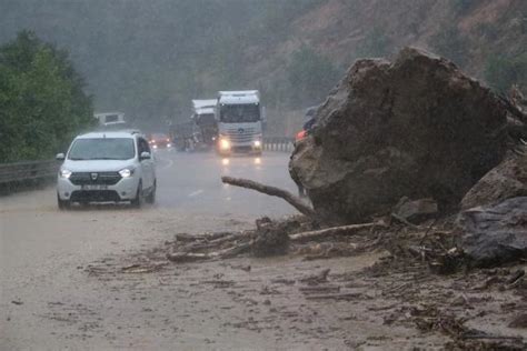 Zonguldak ta heyelan ve sel felaketi Yollar kapandı sadece acil