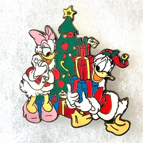 Disney Auctions Christmas Donald And Daisy Disney Pin 1912 Donald And