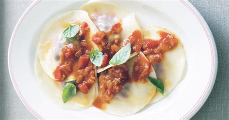 2 green onions , finely chopped. Beef ravioli with quick tomato and basil sauce
